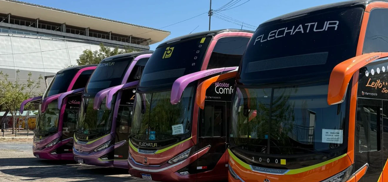 Nova frota de ônibus FlechaTur com veículos identificados para fretamento em Mato Grosso